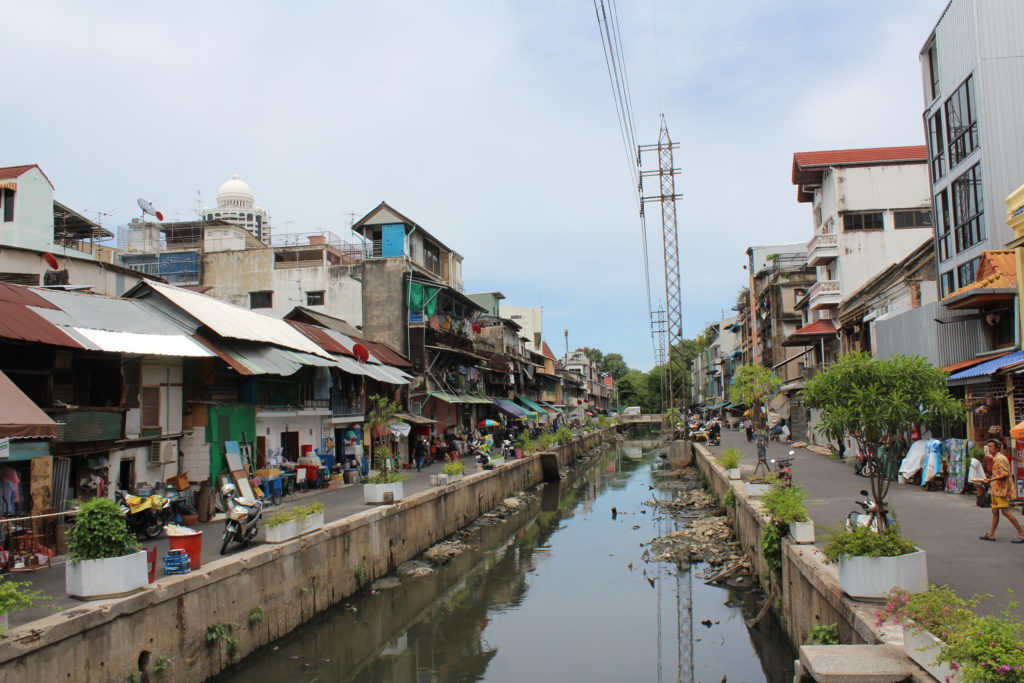 Crossed one of the many canals of Bangkok while wandering through the seemingly never-ending Sempang Lane Market.