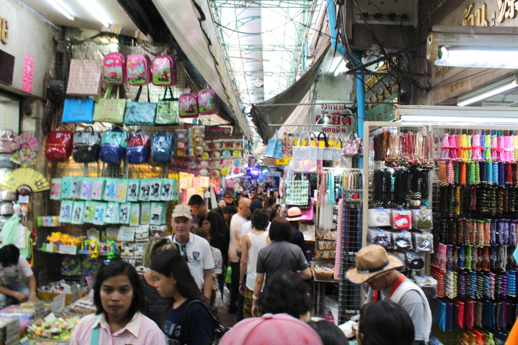 The very crowded and narrow Sempang Lane Market.