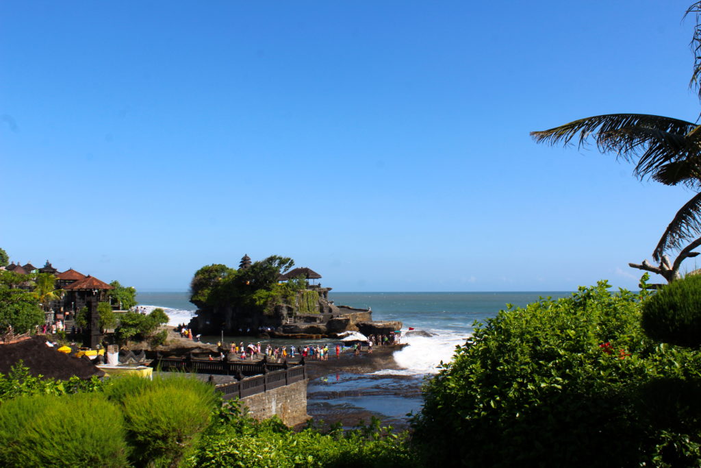 A wide-view of Pura Tanah Lot and the surrounding temple grounds.