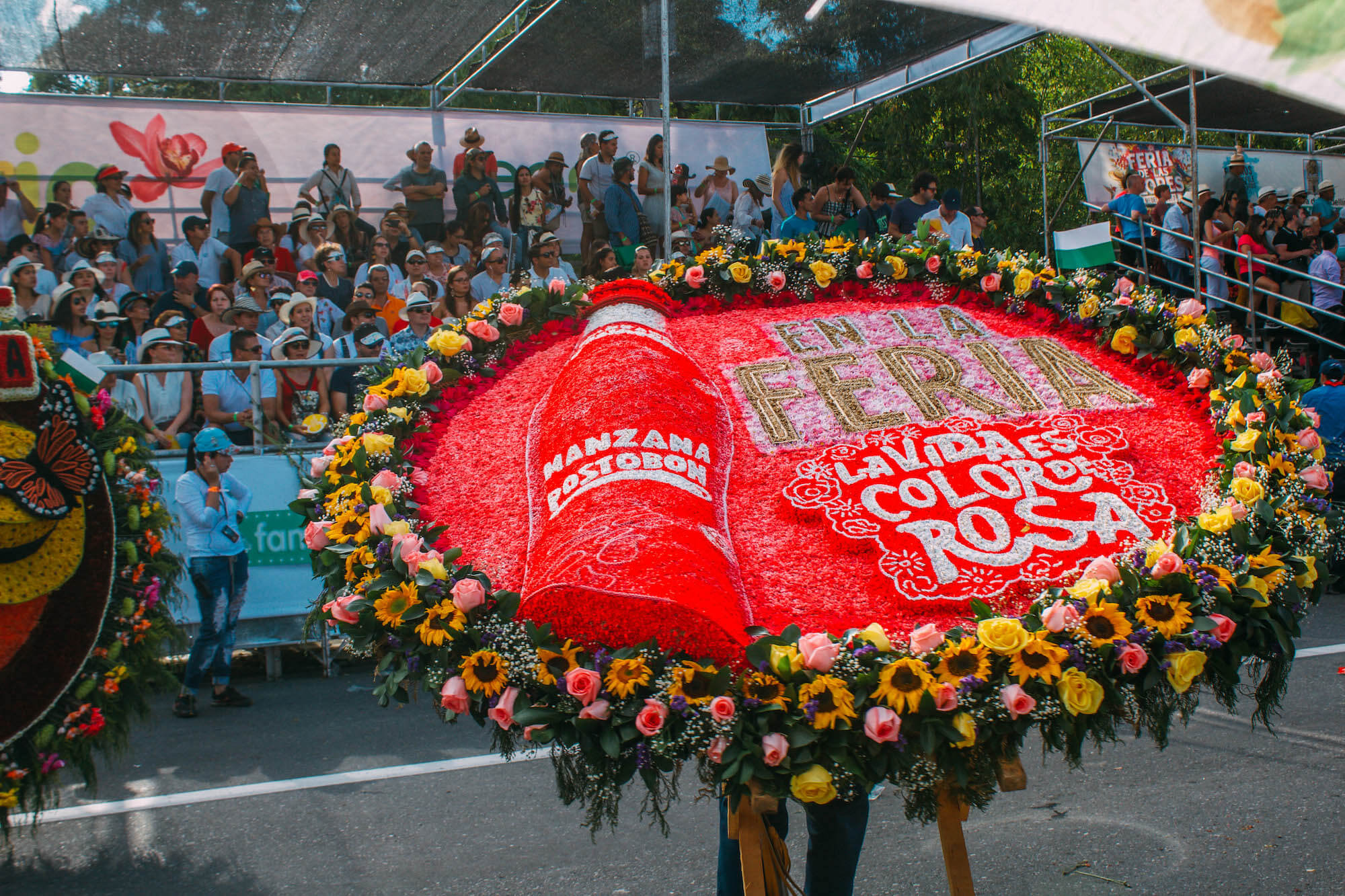 40 Inspiring Photos From Feria de las Flores in Medellín Wanderluluu